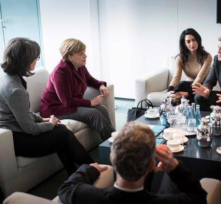 Los Clooney se reúnen con Merkel para abordar crisis de refugiados