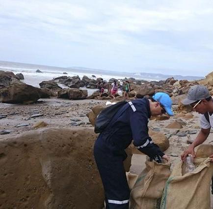 Minga de limpieza en playas recogió 900 libras de basura