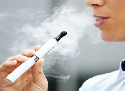 Fumar cigarros electrónicos durante el embarazo altera el feto, según estudio