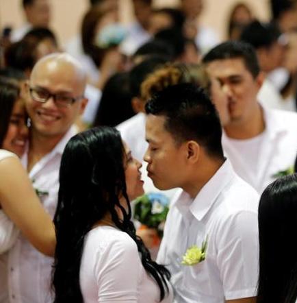 350 parejas se dan el 'sí quiero' en Manila para celebrar San Valentín