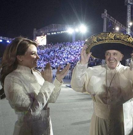Los mexicanos ofrecen al papa Francisco una masiva y colorida recepción