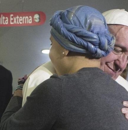 Niña con cáncer le cantó al papa Francisco (VIDEO)