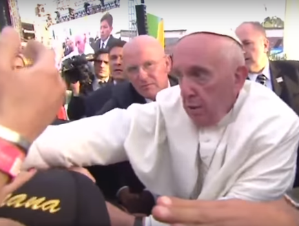 '¡No seas egoísta!', dice el papa a un joven en México que casi lo hace caer