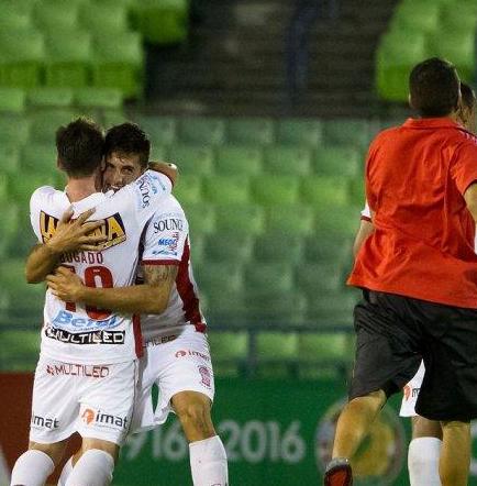 Peñarol y Huracán buscan su primera victoria en la Libertadores