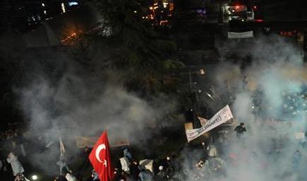 policía turca reprime una protesta por la intervención de un diario