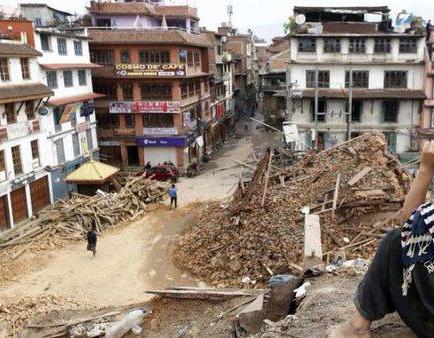 Un hospital nepalí entierra a 33 fallecidos casi un año después del terremoto