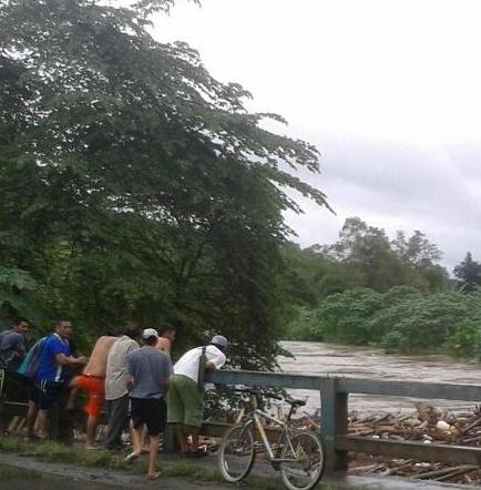 Desbordamiento del río Chico anega vías e inunda viviendas