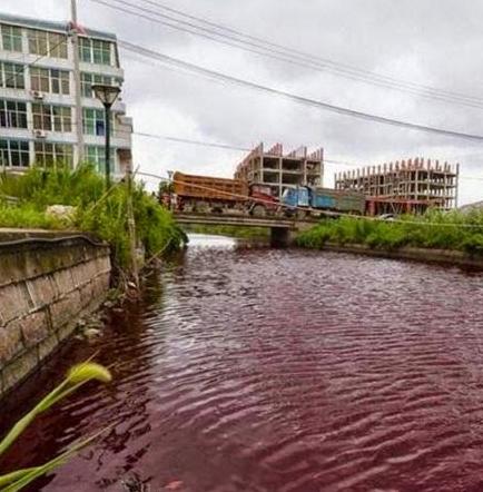 Un río en el norte de China se tiñe de rojo por vertidos industriales