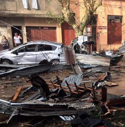 Al menos cuatro fallecidos y siete heridos graves por un tornado en Uruguay