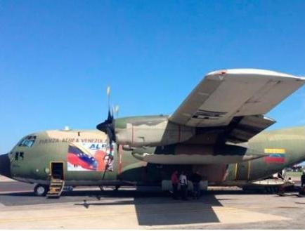 Un avión de Venezuela es el primero en llegar con ayuda humanitaria a Ecuador