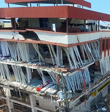Sobrevivientes de terremoto en Manta cuentan lo vivido entre escombros