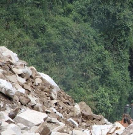 Vía Alóag-Santo Domingo seguirá inhabilitada debido a deslizamiento de piedras