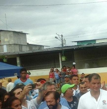 Presidente Correa visita albergue del cantón El Carmen