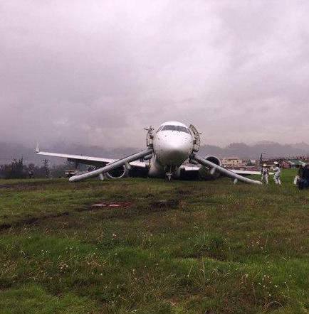 Avión de Tame pierde pista en el aeropuerto de Cuenca y deja dos heridos