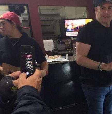 John Travolta sorprende a los argentinos al presentarse en pastelería