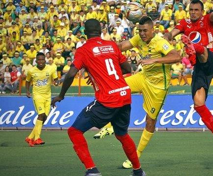 Futbolista colombiano es agredido por barra brava de su equipo tras partido