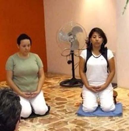 Manabitas dan clases de yoga a los albergados
