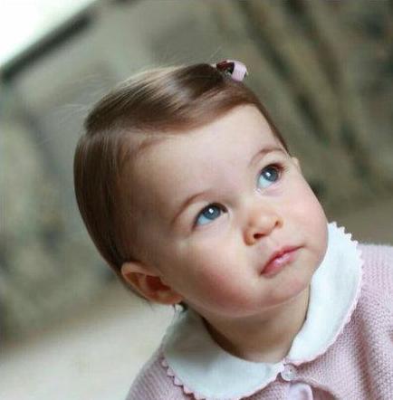 Difunden nuevas fotos de la princesa Carlota por su primer cumpleaños