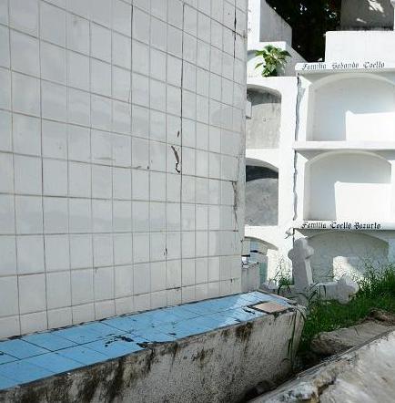Técnicos analizan daños en el Cementerio General de Portoviejo tras terremoto
