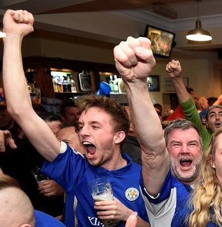 El Leicester festeja como campeón de la Premier League en la ciudad deportiva