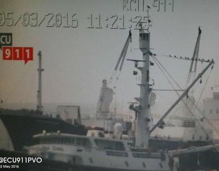 Controlan incendio registrado en un barco en el Puerto de Manta
