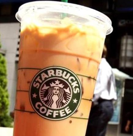 Demandan a Starbucks en EE.UU. por poner 'demasiado' hielo en sus bebidas