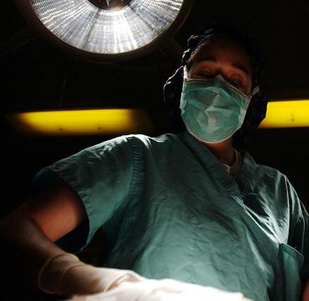 Mujer le dona un riñón a su jefa y la despiden por no ir trabajar tras la operación
