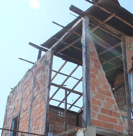 Dos casas fueron demolidas en Paján por daños tras el terremoto