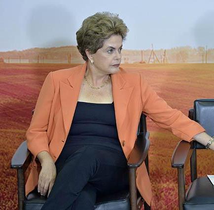 La fiscalía pide indagar a Rousseff por petrobras