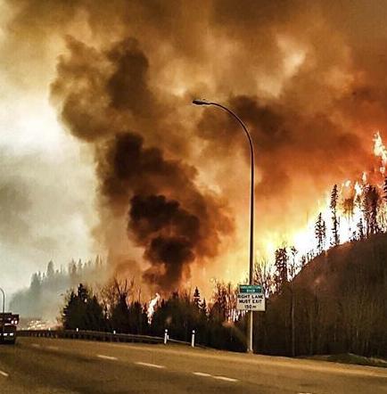 Incendio forestal desata emergencia en provincia canadiense y deja cerca de 90 mil evacuados