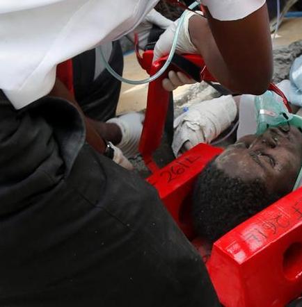 Rescatan con vida a una mujer tras 6 días bajo los escombros en Nairobi