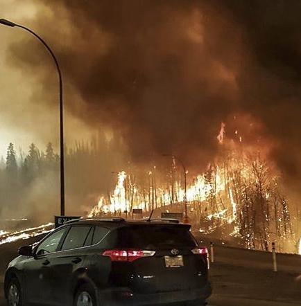 Confirman las dos primeras muertes relacionadas con masivo incendio en Canadá