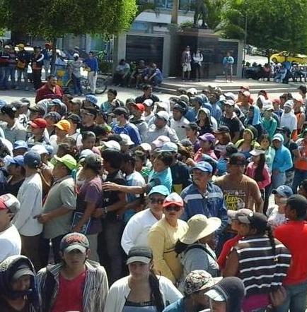 Cientos de personas realizan filas en Manta para conseguir trabajo
