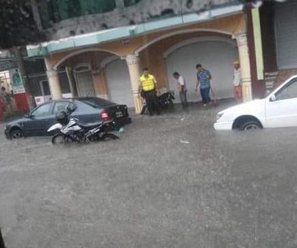 Aguacero en El Carmen provocó daños en vías y vivendas