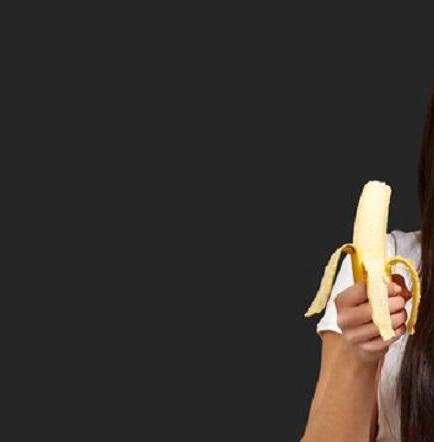 China prohíbe vídeos en internet de gente comiendo bananas de forma seductora