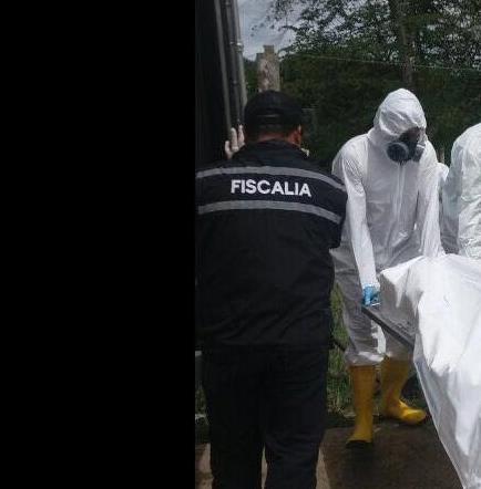 Exhuman cuerpos de víctimas no identificadas del terremoto en Manabí