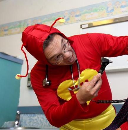Vestido de superhéroe, un médico lleva alegría a niños con cáncer en México