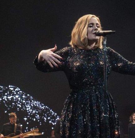 Adele negocia un contrato récord con la discográfica Sony