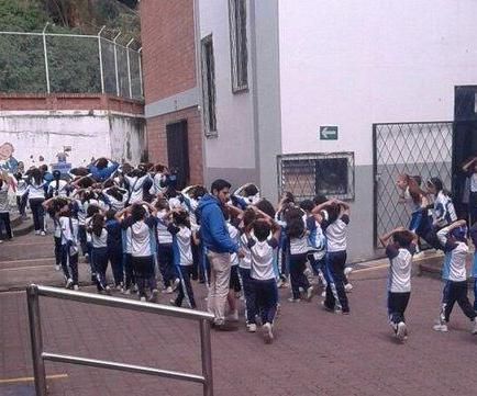 Evacúan edificios y unidades educativas en Cuenca tras sismo