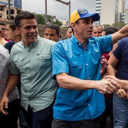 Oposición venezolana manifiesta para desconocer sentencia que impide marchas