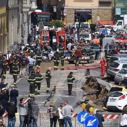 Un socavón se 'traga' 20 autos en el centro de Florencia [FOTOS]