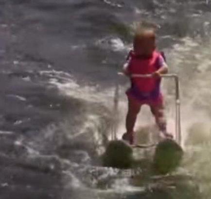 Bebé bate récord de esquí acuático al recorrer 210 metros