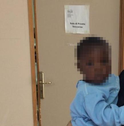 Una niña de 9 meses llega sola a Lampedusa tras morir su madre en la travesía