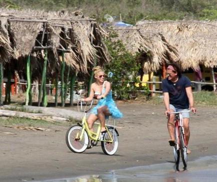 Carlos Vives estrena junto a Shakira su sencillo 'La Bicicleta'