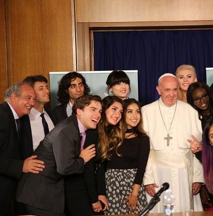 El papa se reúne con jóvenes 'youtubers' que quieren mejorar el mundo
