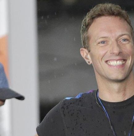 Líder de la banda Coldplay visita a una joven enferma en Barcelona
