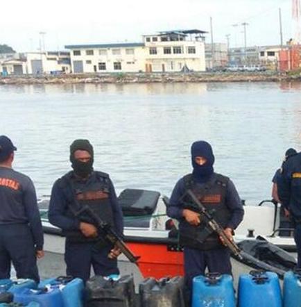 Detenidos con armamento  y combustible en el mar