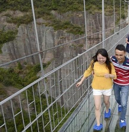 China completa el puente de cristal más largo del mundo: 393 metros