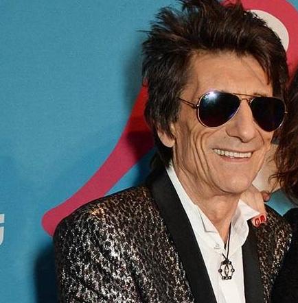 Guitarrista de los Rolling Stones se convierte en padre de gemelas a los 68 años