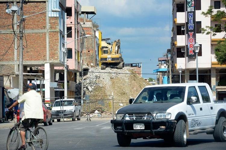 Continúan las demoliciones de casas y edificios en Portoviejo